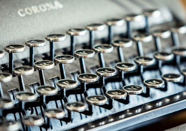 Bild på en gammaldags skrivmaskin med texten "corona" tryckt på