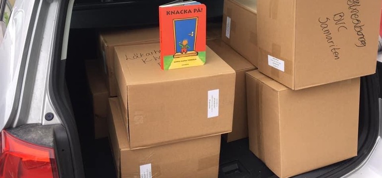Ett bilbagage fullt med Knackapå-böcker till olika vårdcentraler.